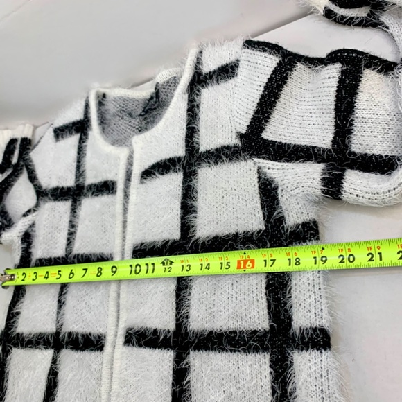 Women’s Buttery Soft Luxurious Black & White eyelash plaid sweater cardigan - Picture 7 of 8